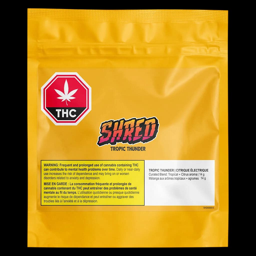 Fleurs de cannabis séchées SHRED Tropic Thunder, tas en vrac montrant de la matière florale verte et beige