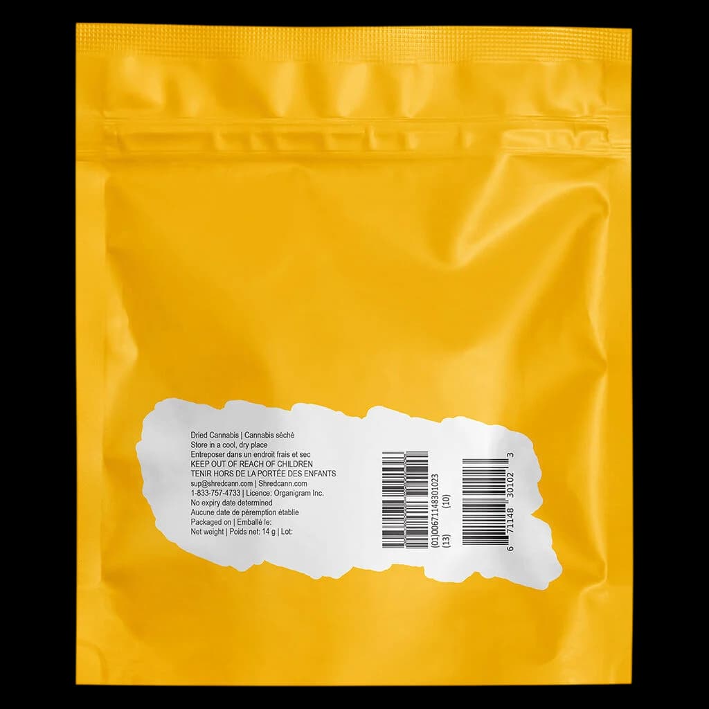 Fleurs de cannabis séchées SHRED Tropic Thunder, tas en vrac montrant de la matière florale verte et beige