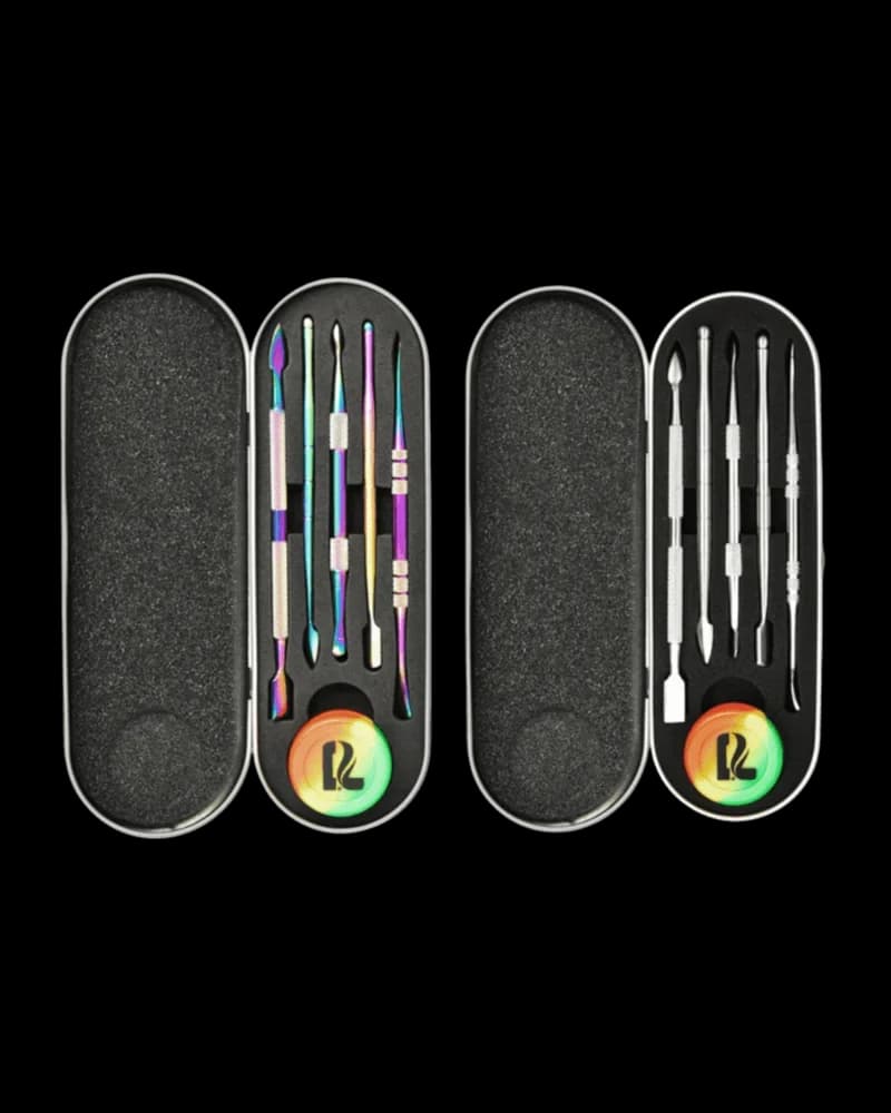 Trousse d'outils à dabs Pulsar avec deux étuis contenant des outils en titane arc-en-ciel et des dabbers en céramique blanche avec logo dégradé