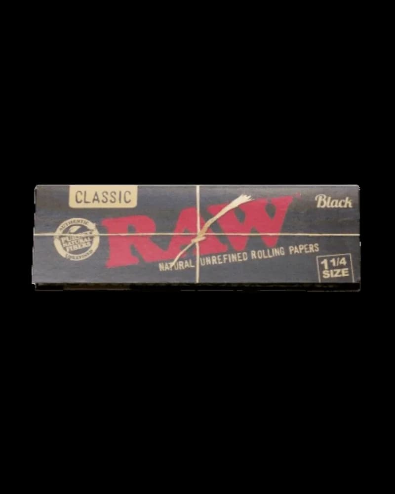 Paquet de feuilles à rouler naturelles non raffinées Raw Black Classic 1 1/4 avec logo rouge et doré sur emballage foncé
