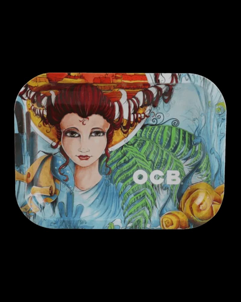 Plateau à rouler OCB Artist Series avec illustration d'une femme aux cheveux roux et motif de fougère verte sur fond bleu