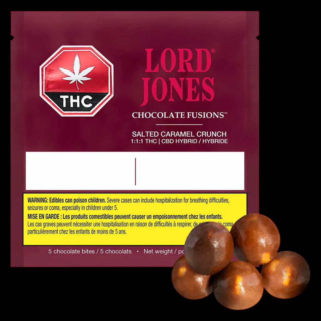 Comestibles hybrides Lord Jones Chocolate Fusions Saveur Caramel Salé Croquant 1:1 THC:CBD, emballage de 5 avec bouchées de chocolat devant un emballage bordeaux