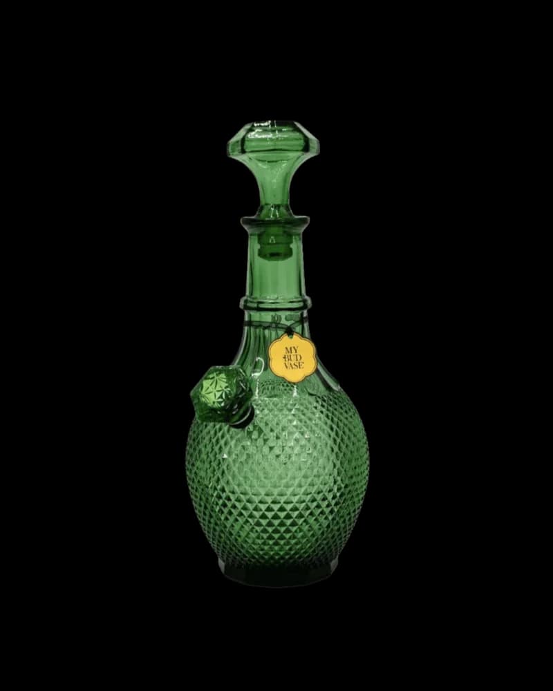 Bong en verre My Bud Vase Jewel avec corps en bulle texturé vert, capuchon de carburateur en verre et étiquette de produit jaune