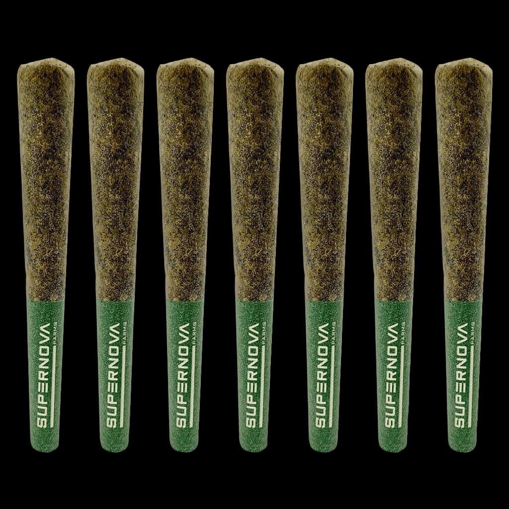 Sept pré-roulés Maui Wowie de Supernova Farms avec des bandes vertes à l'effigie de la marque et de la fleur de cannabis visible