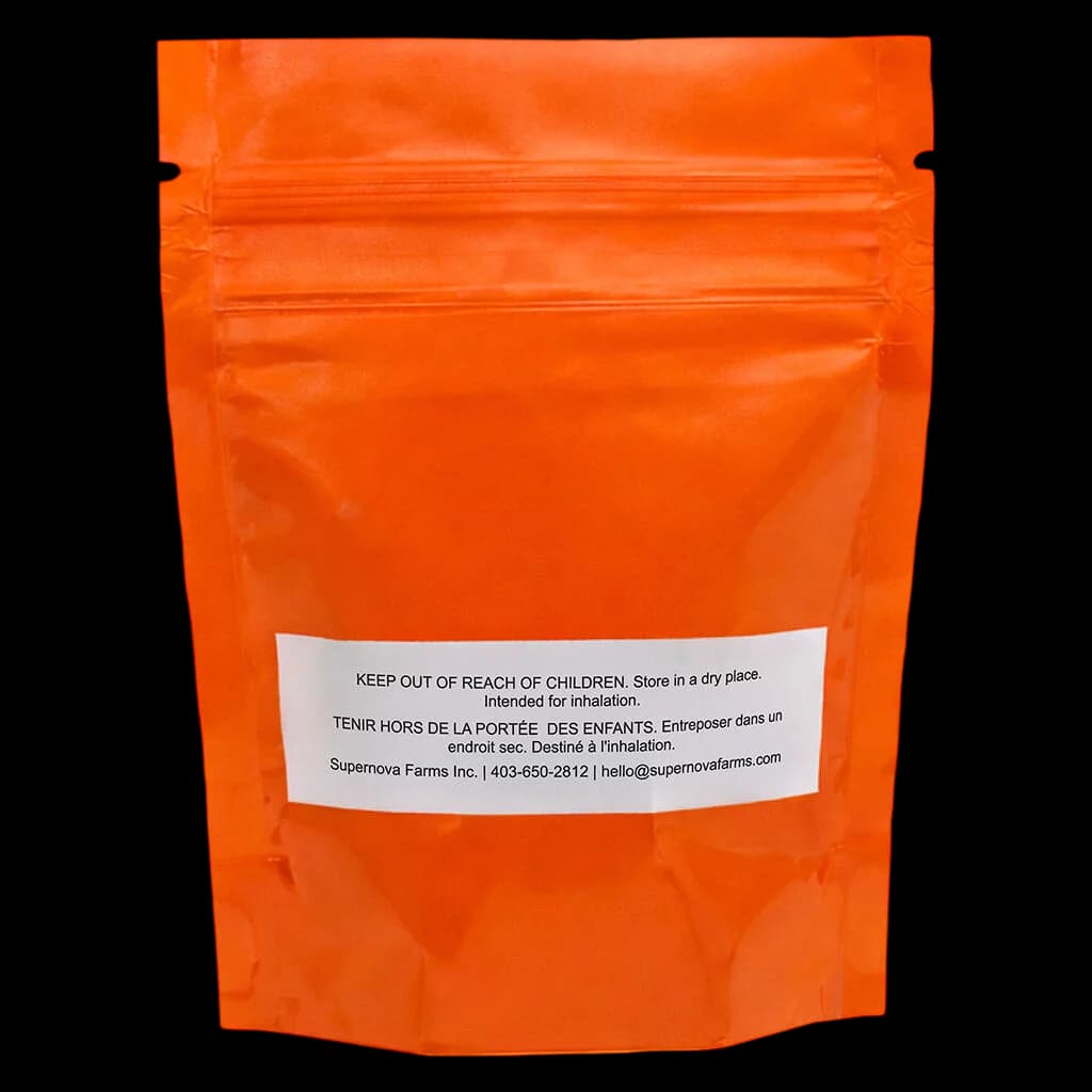 Fleur de cannabis séchée B!tch Slap de Supernova Farms dans un sachet refermable orange vif avec étiquette d'avertissement blanche