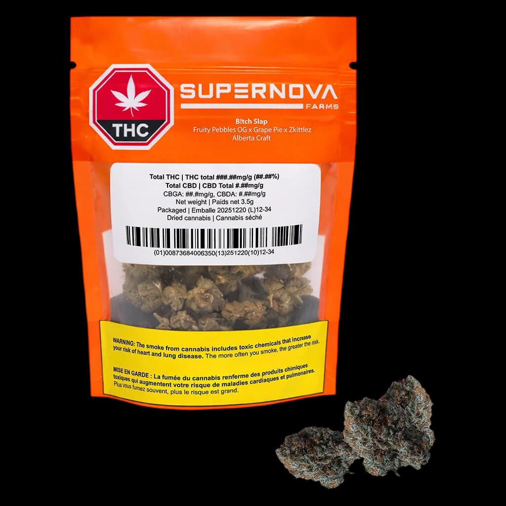 Emballage de 3,5 g de fleurs séchées Bitch Slap de Supernova Farms avec bourgeons de cannabis visibles et étiquette d'avertissement de Santé Canada