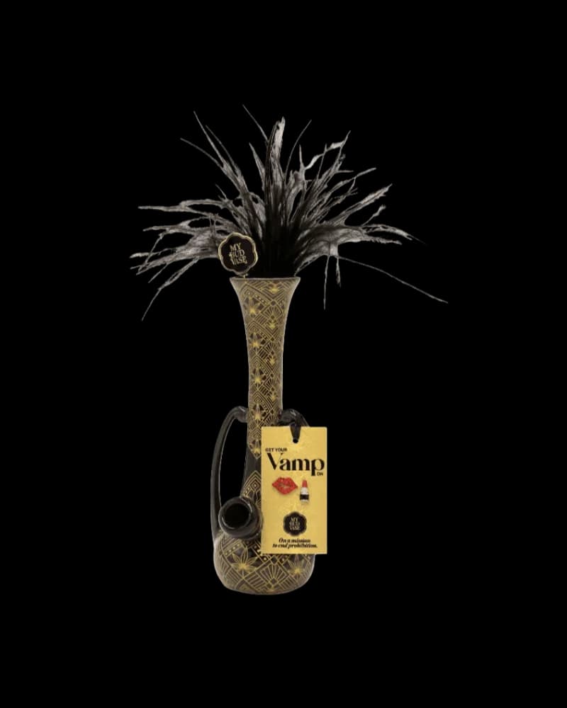 Bang Vamp de My Bud Vase avec motif géométrique doré, couronne de plumes noires et étiquette jaune